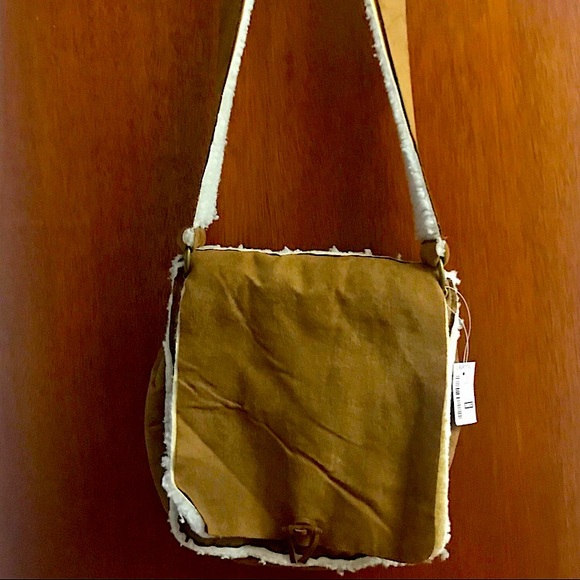 NWT Sherpa and Suede-like Purse 👜 Perfect for Fall and Winter 🍂❄️ - Picture 3 of 4